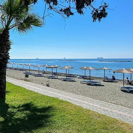 Beachfront - Spacious 2 Bedroom Appartement *