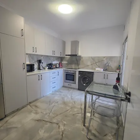 Апартаменты Beachfront - Spacious 2 Bedroom *