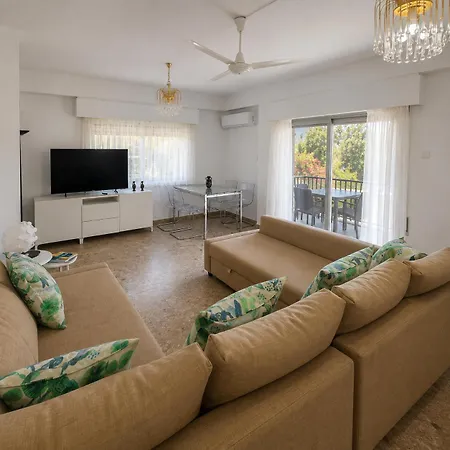 Beachfront - Spacious 2 Bedroom Апартаменты