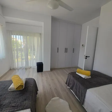 Beachfront - Spacious 2 Bedroom *