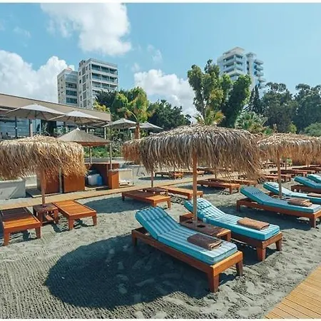 Beachfront - Spacious 2 Bedroom Апартаменты Лимасол