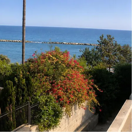 Beachfront - Spacious 2 Bedroom Appartement *